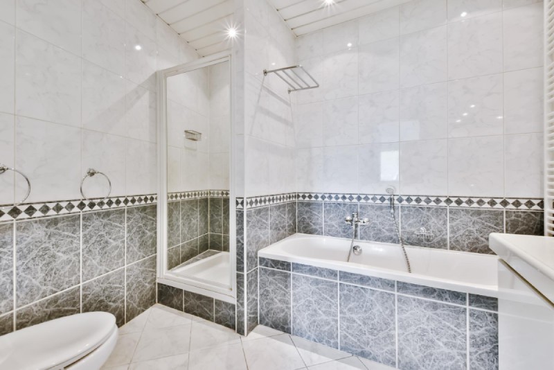 płytki do łazienki z połyskiem